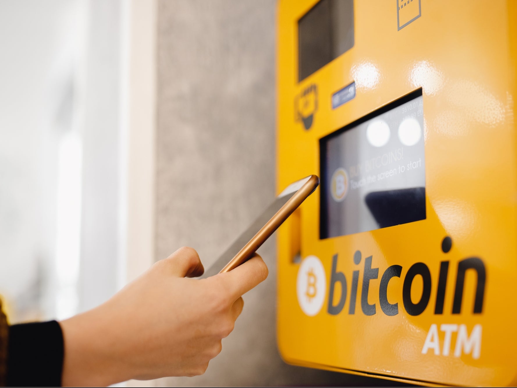 Ako nájsť a používať bankomat na nákup bitcoinov za hotovosť