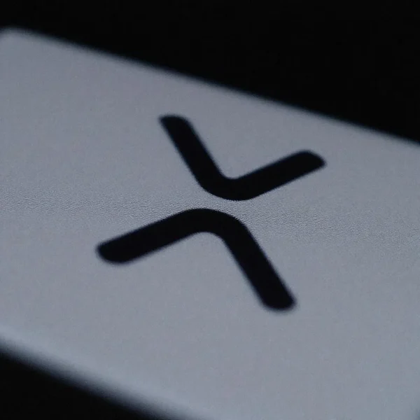 Cena XRP bojuje uprostred inštitucionálnych predajov: Tu je, čo sa deje